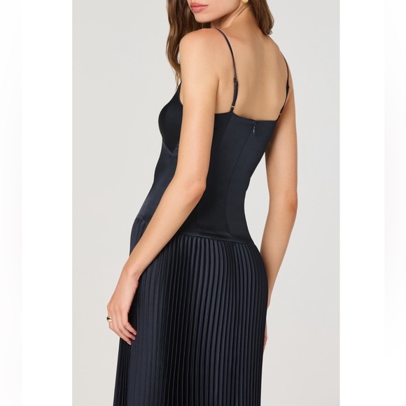 ASTR the Label Navy Pleated Drop Waist Dress New! - Picture 4 of 12